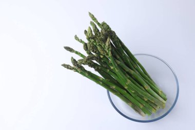 beyaz üzerine taze yeşil kuşkonmaz