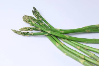 beyaz üzerine taze yeşil kuşkonmaz