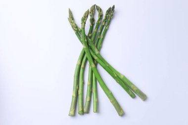 beyaz üzerine taze yeşil kuşkonmaz