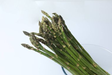 beyaz üzerine taze yeşil kuşkonmaz