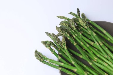 beyaz üzerine taze yeşil kuşkonmaz