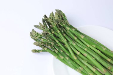 beyaz üzerine taze yeşil kuşkonmaz