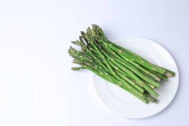 beyaz üzerine taze yeşil kuşkonmaz