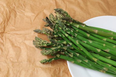 Beyaz arka planda taze sebzeli kuşkonmaz.