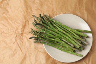 Beyaz arka planda taze yeşil kuşkonmaz