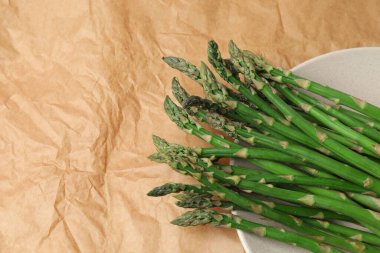 Tahta arka planda taze yeşil kuşkonmaz.