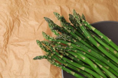 yeşil taze kuşkonmaz ahşap masada.