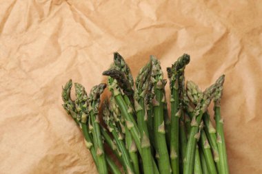 Beyaz arka planda taze kuşkonmaz