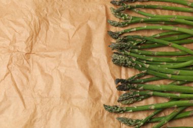 Tahta arka planda taze kuşkonmaz ve yeşil kuşkonmaz..