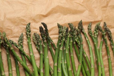 yeşil ve kahverengi kuşkonmaz