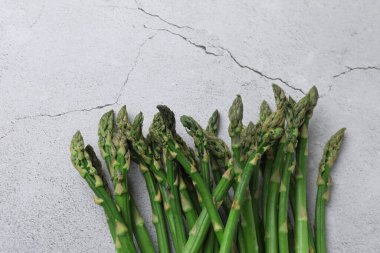 Mermer zemin üzerinde taze yeşil kuşkonmaz