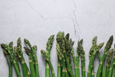 Mermer zemin üzerinde taze yeşil kuşkonmaz