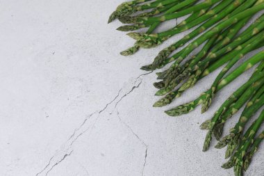 Mermer zemin üzerinde taze yeşil kuşkonmaz