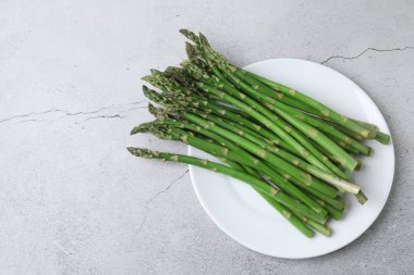 Mermer zemin üzerinde taze yeşil kuşkonmaz