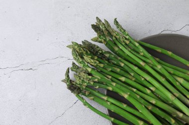 Mermer zemin üzerinde taze yeşil kuşkonmaz