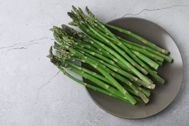 Mermer zemin üzerinde taze yeşil kuşkonmaz