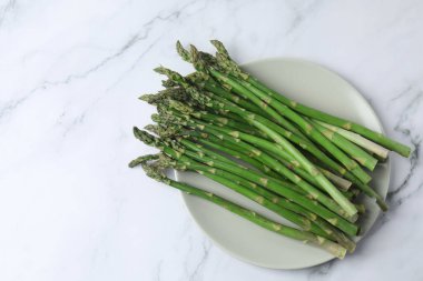 Mermer zemin üzerinde taze yeşil kuşkonmaz