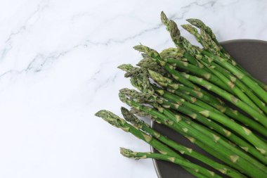 Mermer zemin üzerinde taze yeşil kuşkonmaz