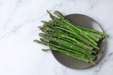 Mermer zemin üzerinde taze yeşil kuşkonmaz