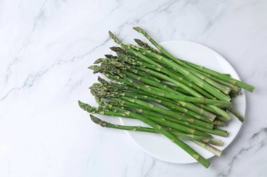 Mermer zemin üzerinde taze yeşil kuşkonmaz