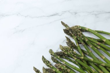 Mermer zemin üzerinde taze yeşil kuşkonmaz