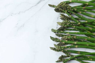 Mermer zemin üzerinde taze yeşil kuşkonmaz