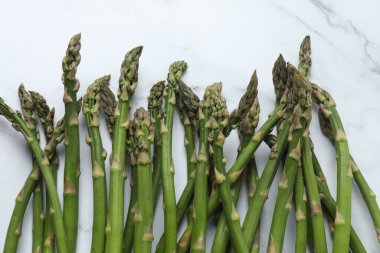 Mermer zemin üzerinde taze yeşil kuşkonmaz