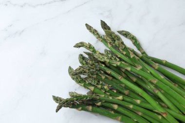 Mermer zemin üzerinde taze yeşil kuşkonmaz