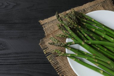 Siyah arka planda taze yeşil kuşkonmaz