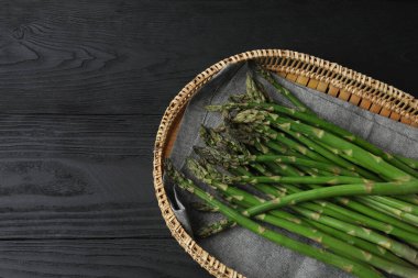 Siyah arka planda taze yeşil kuşkonmaz