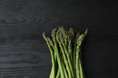 Siyah arka planda taze yeşil kuşkonmaz