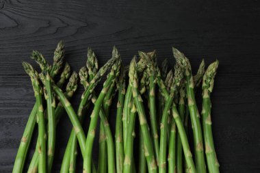 Siyah arka planda taze yeşil kuşkonmaz