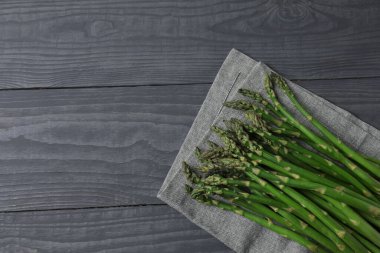 Siyah arka planda taze yeşil kuşkonmaz