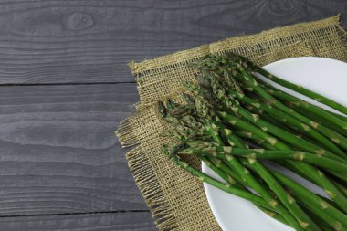 Siyah arka planda taze yeşil kuşkonmaz