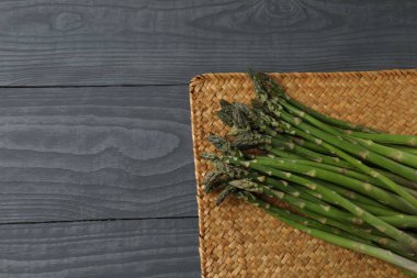 Siyah arka planda taze yeşil kuşkonmaz