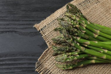 Siyah arka planda taze yeşil kuşkonmaz