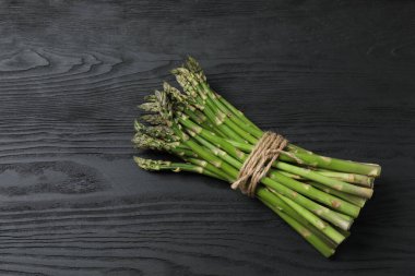 Siyah arka planda taze yeşil kuşkonmaz