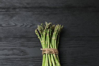 Siyah arka planda taze yeşil kuşkonmaz