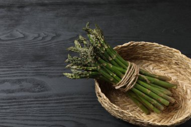 Siyah arka planda taze yeşil kuşkonmaz