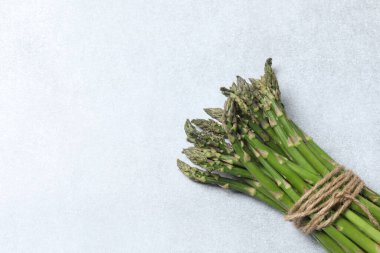 Mermer zemin üzerinde taze yeşil kuşkonmaz