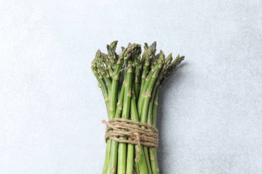 Mermer zemin üzerinde taze yeşil kuşkonmaz