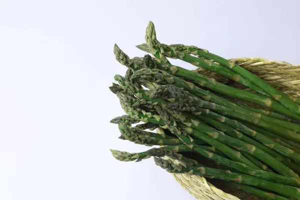 beyaz üzerine taze yeşil kuşkonmaz