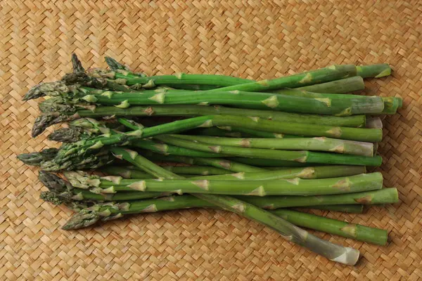 Ahşap yüzeyde yeşil kuşkonmaz