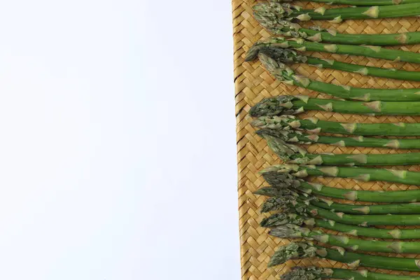 beyaz üzerine taze yeşil kuşkonmaz