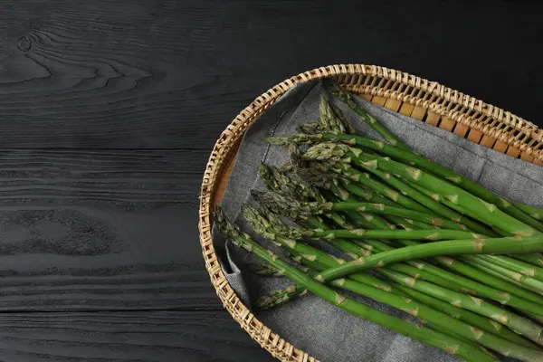 Siyah arka planda taze yeşil kuşkonmaz