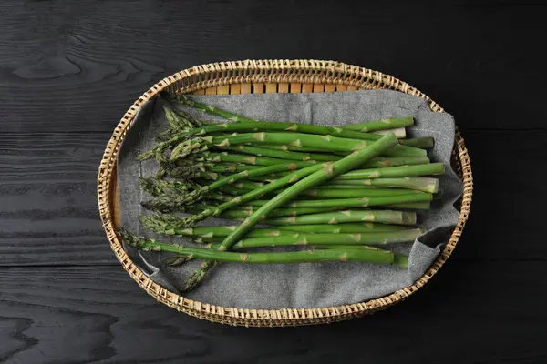Siyah arka planda taze yeşil kuşkonmaz