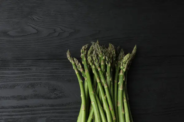 Siyah arka planda taze yeşil kuşkonmaz