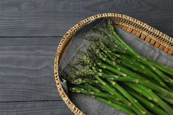Siyah arka planda taze yeşil kuşkonmaz