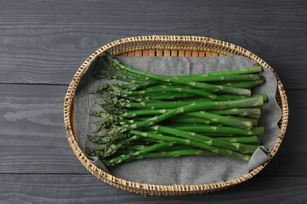 Siyah arka planda taze yeşil kuşkonmaz