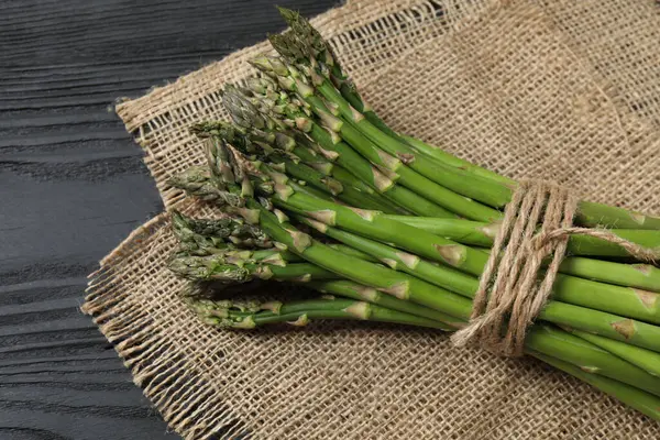 Siyah arka planda taze yeşil kuşkonmaz